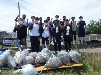 新川海岸の清掃